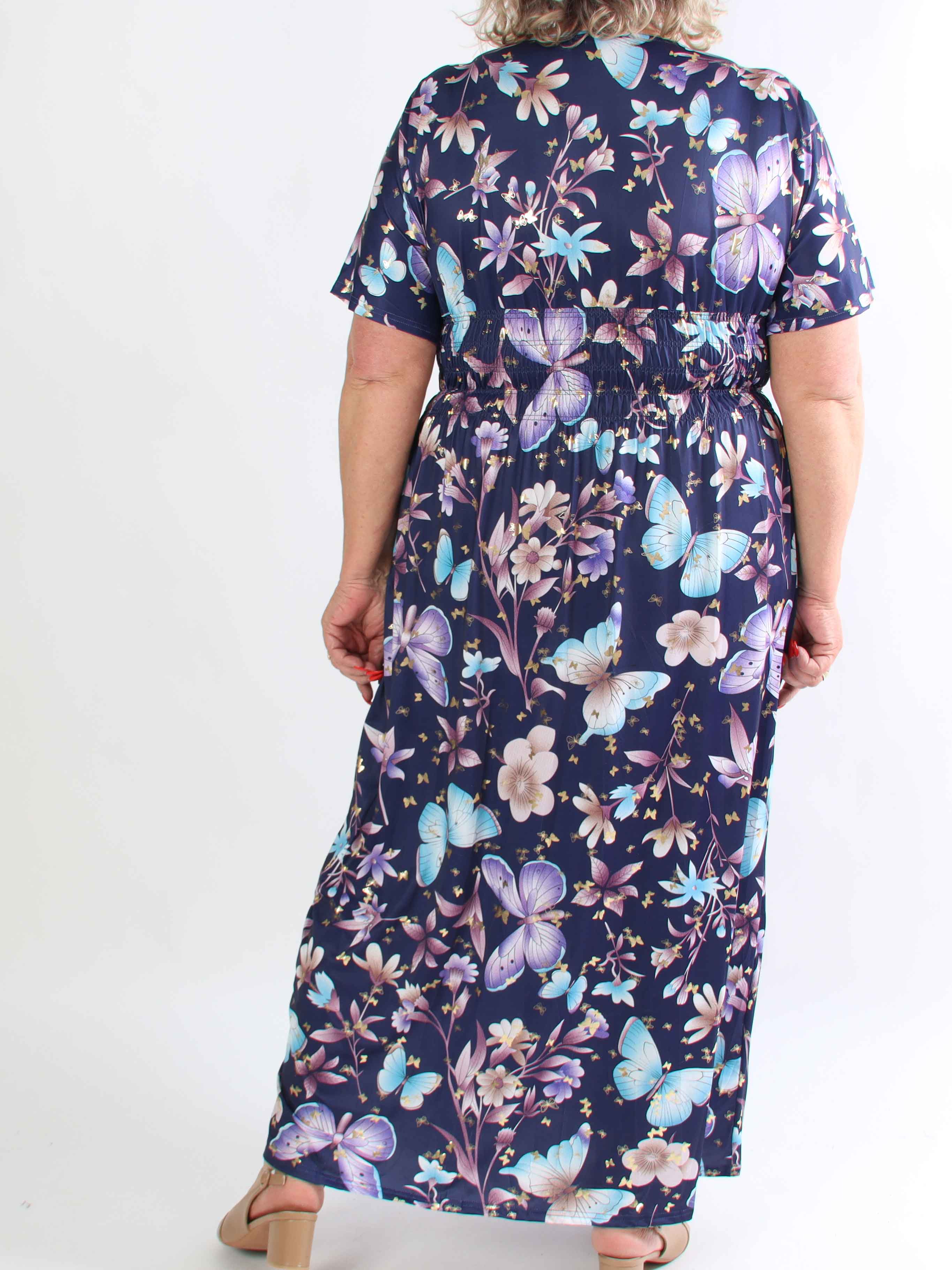 Pams Fairytale - Lang plus size kjole i fint blomster- og sommerfugleprint